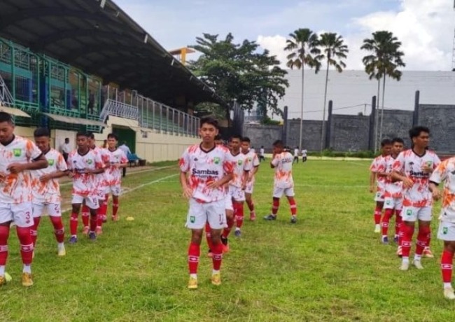 BERLATIH: Pemain Gabsis Sambas yang diturunkan di laga perdana sepak bola Porprov Kalbar sedang berlatih. IST