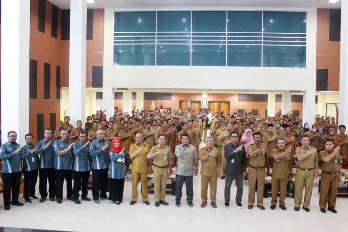 ARAHAN : Bupati Kubu Raya, Muda Mahendrawan memberikan arahan pada pengukuhan Desa Sadar Adminduk di Kubu Raya, Selasa (15/11). Prokopim Kubu Raya