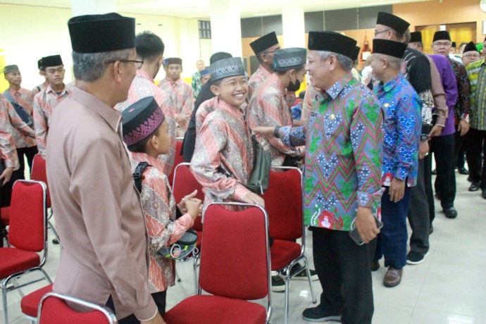 LEPAS KAFILAH: Bupati Kubu Raya, Muda Mahendrawan melepas kafilah Kubu Raya untuk mengikuti MTQ XXX Kalbar di Kabupaten Ketapang. Prokopim Kubu Raya