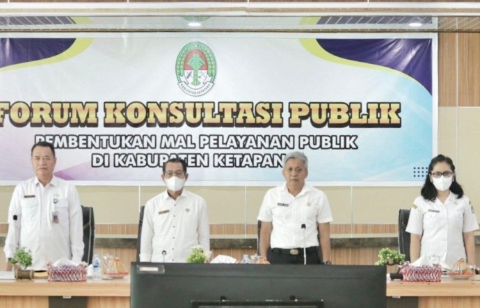 PELAYANAN PUBLIK : Asisten III Sekda, Heronimus Tanam, memimpin rapat persiapan pembentukan Mal Pelayanan Publik, Rabu (16/11). IST