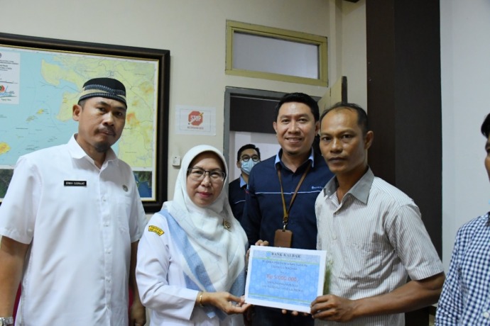 BANTUAN KUM : Sekda Kabupaten Kayong Utara, Hilaria Yusnani didampingi Wakil Pimpinan Cabang Bank Kalbar Kayong Utara, Adie Pramudia menyerahkan bantuan KUM, di Ruang Rapat Bupati, Rabu (2/10). Prokopim Untuk Pontianak Post.