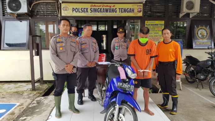 CURANMOR : Pelaku pencurian sepeda motor berinisial B saat ditampilkan oleh Polsek Singkawang Tengah dalam konferensi pers, kemarin. IST