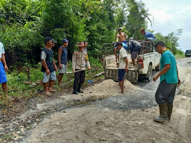 PERBAIKI JALAN : Warga Desa Dedai Kanan bersama Bhabinkamtibmas saat bahu-membahu melakukan perbaikan jalan di Dedai Kanan Gurung Kempadik, beberapa waktu lalu. ISTIMEWA