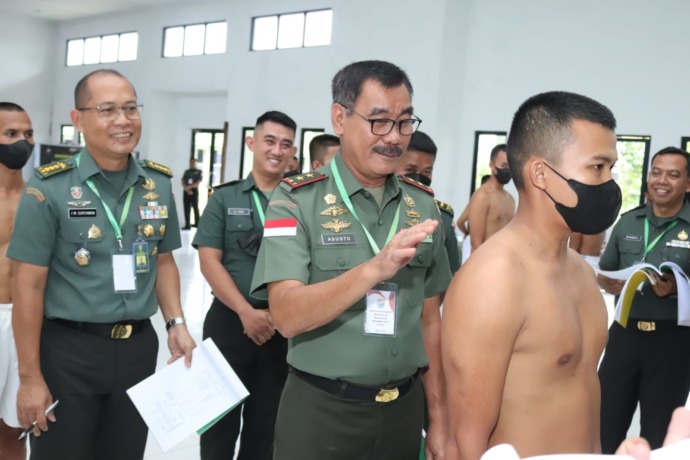 WAWANCARAI: Pangdam XII/Tanjungpura, Mayjen TNI Sulaiman Agusto saat mewawancarai para calon Tamtama dalam Sidang Parade Tingkat Pusat Penerimaan Cata PK TNI AD.  IST