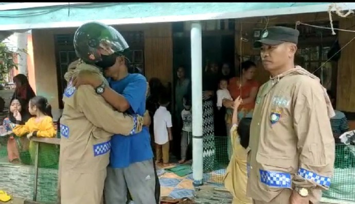 SAMBANG DUKA : Kapolsek Batu Ampar Ipda Freddy melakukan sambang duka ke rumah korban meninggal akibat jatuh ke dalam anak Sungai di Desa Tasik Malaya, Kecamatan Batu Ampar. IST