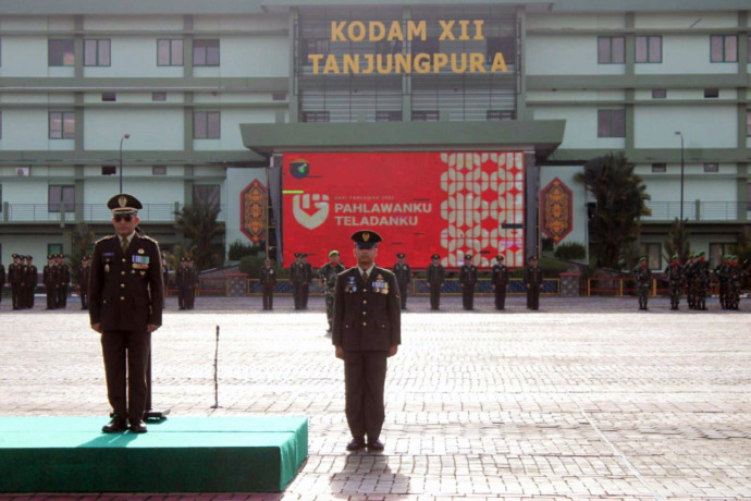 UPACARA : Aslog Kasdam XII Tanjungpura Kolonel Inf Soelistyo Bawono memimpin upacara Peringatan Hari Pahlawan yang digelar Kodam XII Tanjungpura. IST