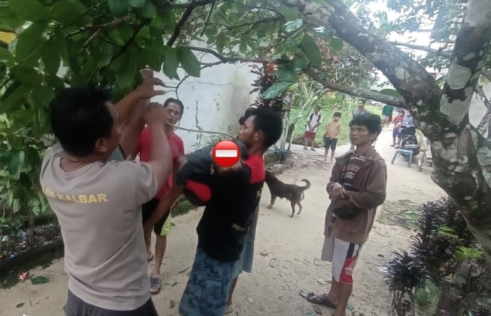 EVAKUASI: Personel Polsek Kuala Behe bersama warga mengevakuasi korban, Rabu (2/11). IST