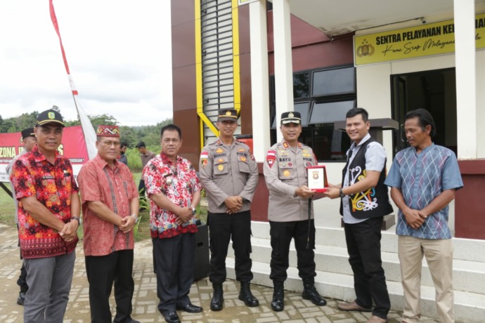 RESMIKAN: Kapolres Bengkayang AKBP Bayu Suseno saat meresmikan gedung baru Mapolsek Teriak, di Jalan raya Bengkayang-Pontianak, Sabtu (12/11) sore. SIGIT ADRIYANTO/PONTIANAK POST