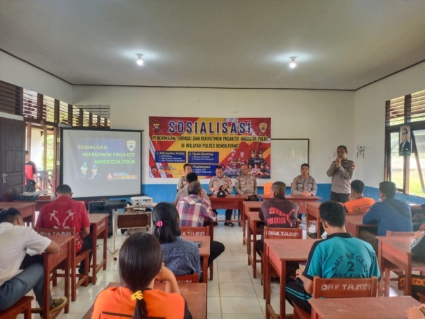 SOSIALISASI : Panitia Polres Bengkayang Penerimaan Terpadu Dan Rekrutmen Proaktif Bintara Polri T.A. 2023 saat menyampaikan sosialisasi terkait hal-hal yang perlu diperhatikan dan disiapkan dalam perekrutan anggota Proaktif T.A. 2023. IST / SIG / BENGKAYA