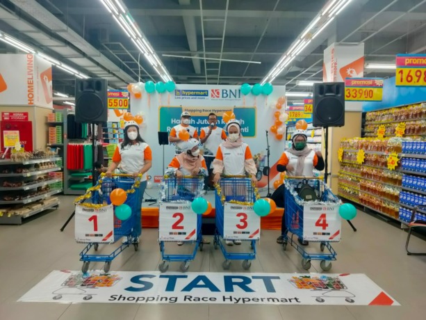 MERIAH : Kegiatan Shopping Race BNI yang digelar di Hypermart-Ayani Mega Mall Pontianak berjalan meriah, Sabtu (26/11)