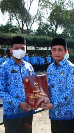 KEHORMATAN: Penyerahan Tanda Kehormatan Satya Lancana Karya Satya kepada PNS di lingkungan Pemkot Pontianak. (IST)