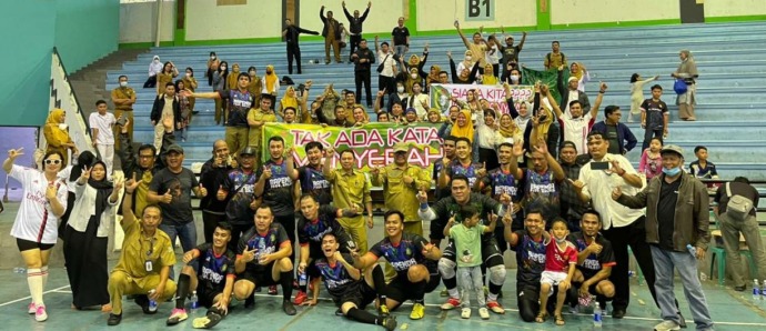 JUARA: Tim Bapenda menjadi juara futsal ASN untuk memeringati hari Korpri. (IST)