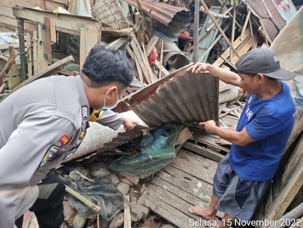PERTOLONGAN: Korban insiden pohon kelapa tumbang mendapatkan pertolongan medis. (WAHYU ISMIR/PONTIANAK POST)