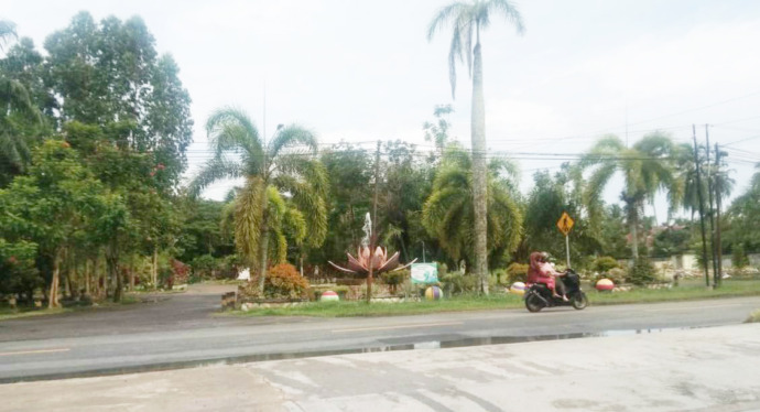 KUMUH: Taman Teratai Mempawah tampak tak terawat dan kumuh. ISTIMEWA