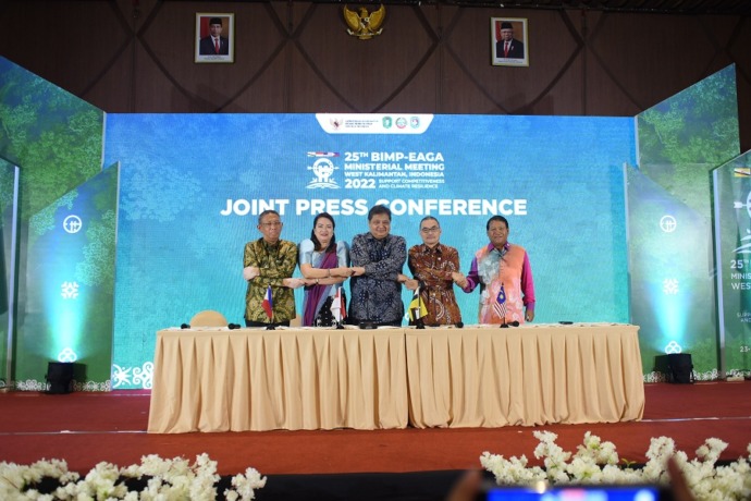 PUNCAK : Para pejabat setingkat menteri bersama Gubernur Kalbar Sutarmidji saling bergandengan tangan usai puncak PTM ke-25 BIMP-EAGA Tahun 2022 di Q Hall Ballroom, Qubu Resort.
