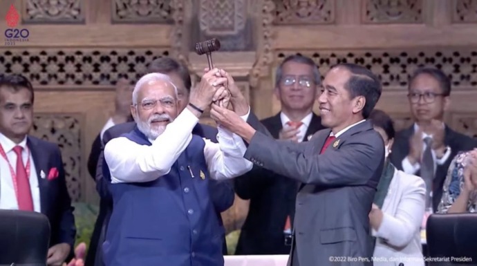 SERAHKAN PALU: Presiden Joko Widodo menyerahkan palu sidang sebagai simbol pergantian tampuk Presidensi G20 kepada Perdana Menteri India Narendra Modi, kemarin. (SETNEG)