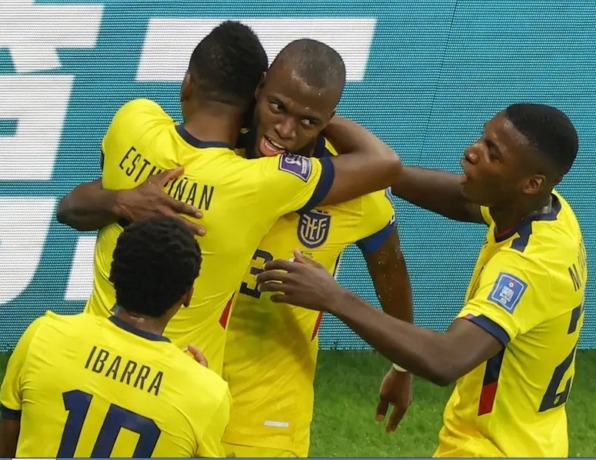 DIANULIR VAR: Drama terjadi saat pemain Ekuador Enner Valencia mencetak goal ke gawang Qatar pada menit ketiga pertandingan pembuka Piala Dunia 2022 di Al Bayt Stadium, Qatar tadi malam. Namun, wasit menganulir goal tersebut setelah melihat VAR. (FIFA)