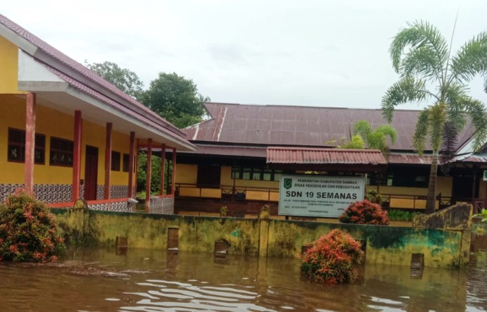 SEKOLAH TERGENANG: Banjir terjadi di beberapa RT di Desa Tempapan Hulu Galing. Selain rumah, fasilitas sekolah juga terdampak bahkan pihak sekolah meliburkan siswanya. IST