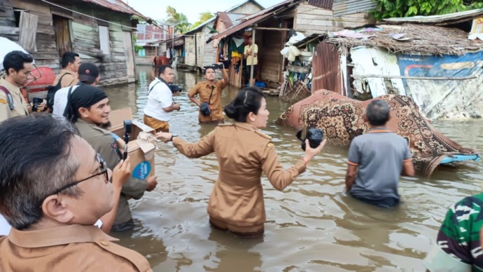 BANTUAN: Wali Kota Singkawang Tjhai Chui Mie memberikan bantuan kepada korban banjir, kemarin. Banjir yang sering melanda Singkawang belakangan ini menjadi sorotan banyak pihak, termasuk dari kalangan wakil rakyat.  (harry/Pontianak Post)