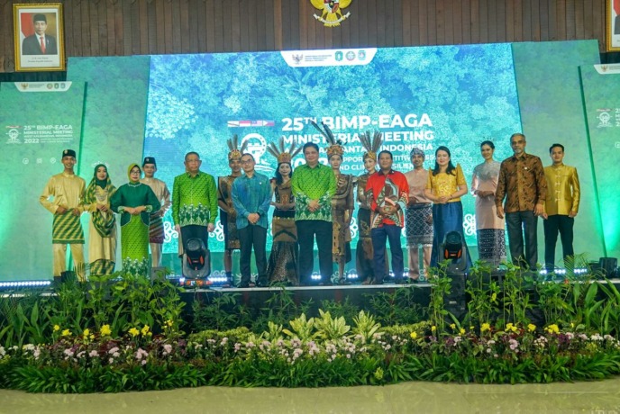FOTO BERSAMA : Menko Perekonomian Airlangga Hartarto foto bersama para pejabat setingkat menteri anggota BIMP-EAGA saat Gala Dinner di Pendopo Gubernur Kalbar, Jumat (25/11).