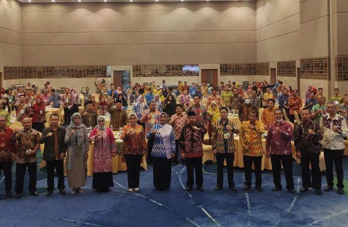 BIMTEK : Bupati Mempawah bersama Sekda dan OPD Kabupaten Mempawah diabadikan usai pembukaan Bimtek perencanaan, penganggaran, dan pengelolaan aset daerah 2022. WAH / MEMPAWAH