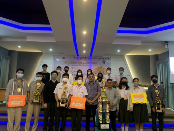 Panitia Accounting Days 14 Himasi FEB Untan berfoto bersama juri dan peserta usai pengumuman pemenang