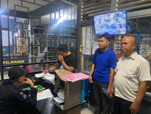 PELIMPAHAN PERKARA: Penyidik melaksanakan tahap dua perkara persetubuhan terhadap anak dengan menyerahkan barang bukti dan tersangka atas nama Nico ke Kejaksaan Negeri Pontianak, Kamis (3/11). (IST)