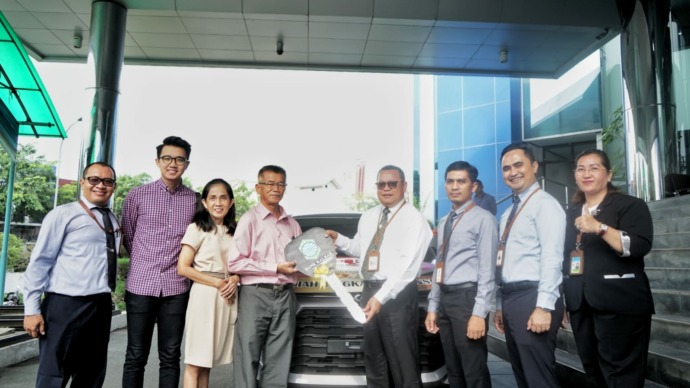 PENYERAHAN : Budi Harsono (baju pink) menerima satu unit mobil Toyota New Avanza, yang merupakan hadiah program Berkah Panen Rezeki Bank Kalbar tahun 2022. Penyerahan hadiah dilakukan secara langsung oleh Direktur Utama Bank Kalbar, H. Rokidi, S.E., M.M,