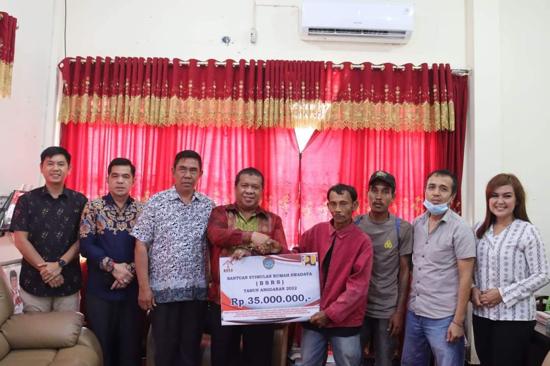 Penyerahan secara simbolis bantuan stimulan rumah (BSR) Swadaya kepada warga, Jumat (11/11). (Ist)