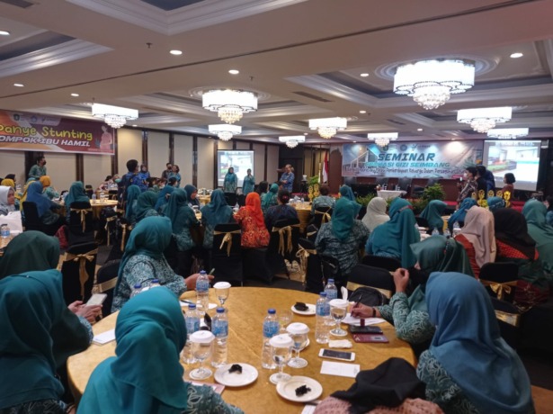 Para kader PKK mengikuti seminar yang digelar dalam rangka Hari Kesehatan Nasional (Ramses/Pontianak Post)