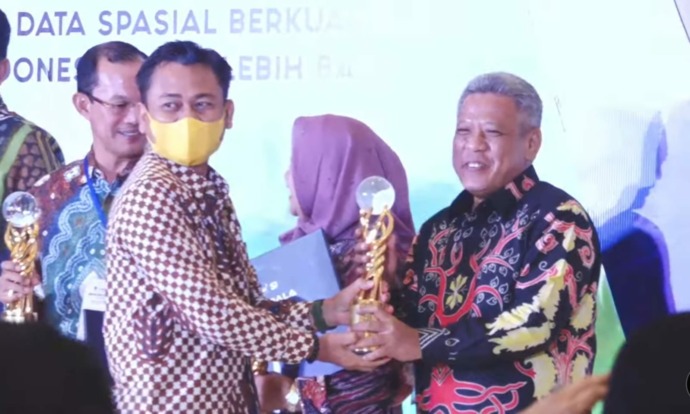 Prokopim Kubu Raya : oleh Kepala BIG, Muh Arif Marfai menyerahkan Penghargaan Bhumandala Kanaka ke Bupati Kubu Raya, Muda Mahendrawan, Jumat (25/11) di Hotel Borobudur Jakarta.
