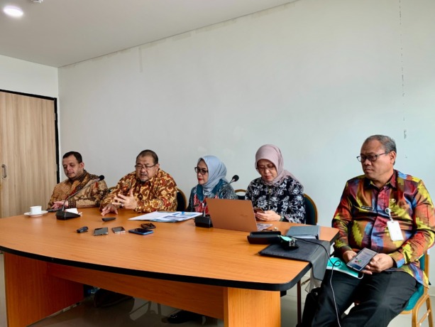 KETERANGAN : Tim dari RSUD Soedarso dan RS Jantung Harapan Kita memberikan keterangan pers terkait operasi bedah jantung terbuka perdana di RSUD Soedarso, Jumat (25/11) sore. (IDIL AQSA AKBARY/PONTIANAK POST)