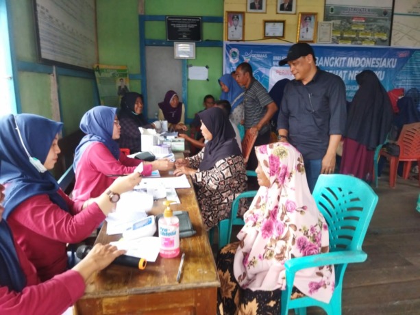PELAYANAN: Sudarso beserta jajaran saat melaksanakan pelayanan kesehatan bergerak dalam rangka HKN ke 58 di Desa Pulu Majang, Kecamatan Badau, Sabtu (12/11). ANDREAS PONTIANAK POST