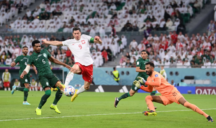 ON FIRE: Striker Robert Lewandowski membawa Polandia menaklukkan Arab Saudi dengan skor 2-0, di Education City Stadium, Ar-Rayyan, tadi malam. Polandia unggul melalui gol dari Piotr Zielinski di babak pertama dan Lewandowski, di babak kedua. FIFA