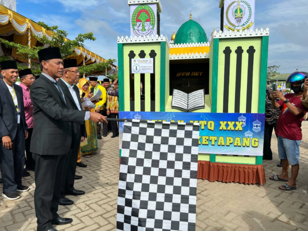 LEPAS PAWAI : Wakil Bupati Ketapang, Farhan, didampingi Gubernur Kalbar, melepas peserta pawai taaruf di halaman Masjid Agung Al-Ikhlas Ketapang, Sabtu (5/11) pagi. AFI/Pontianak Post