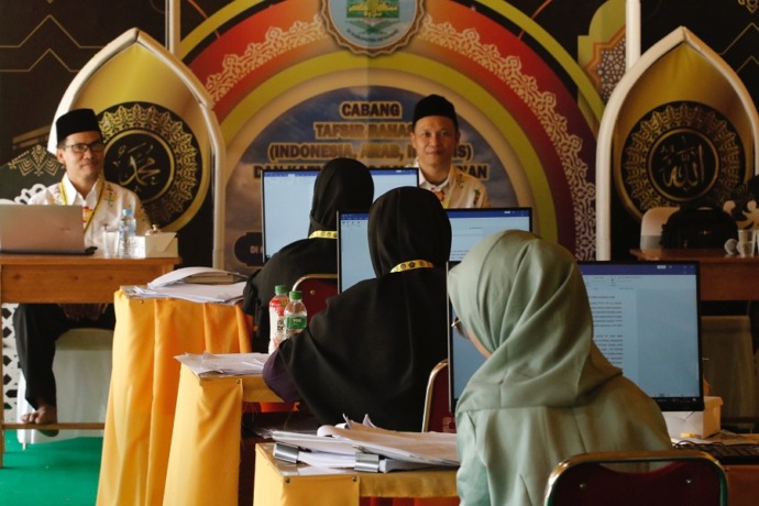 KTIQ PUTRI: Sebanyak 13 peserta lomba KTIQ Putri sedang membuat karya tulis di Keraton Matan Tanjungpura, Minggu (6/11). AFI/PONTIANAKPOST