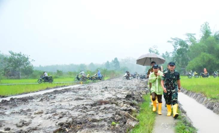 JALAN LINGKAR : Bupati Sambas bersama Dandim 1208 Sambas di tengah hujan deras meninjau pembukaan lahan untuk jalan lingkar di Kecamatan Sambas, kemarin. IST
