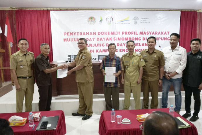 SERAH TERIMA : Penyerahan profil masyarakat hukum adat di Hotel Hanura Ngabang, Selasa (8/11). DISKOMINFO LANDAK