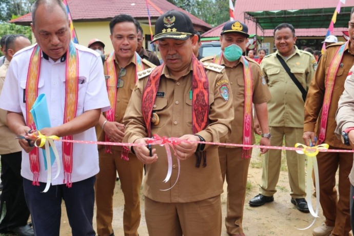 PERESMIAN: Pj Bupati Landak Samuel meresmikan program Penyediaan Air Minum Berbasis Masyarakat (Pamsimas) di Desa Lamoanak, Kecamatan Menjalin, Selasa (8/11). DISKOMINFO LANDAK