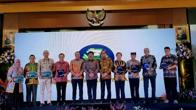 PENGHARGAAN : Bupati Sintang, Jarot Winarno, menerima Ruang Terbuka Hijau Awards Tahun 2022 dari Menteri Agraria dan Tata Ruang Hadi Tjahjanto, di Jakarta, Selasa (8/11). PROKOPIM FOR PONTIANAK POST