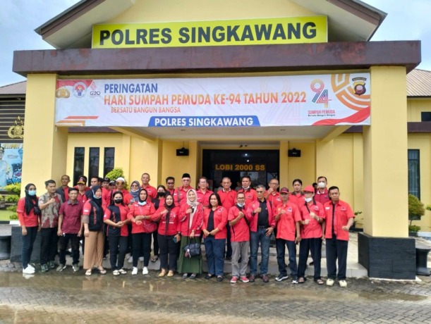 MENDATANGI : Sebanyak 30 lebih anggota DPC PDI Perjuangan Kota Singkawang mendatangi Mapolres Singkawang untuk mengadukan Susi Wu yang diduga menghina Tjhai Chui Mie. IST