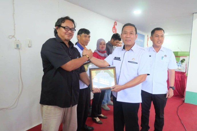 ANUGERAHKAN: Sekda Landak menyerahkan penghargaan kepada para penggerak pertanian di Kabupaten Landak, Rabu (9/11). DISKOMINFO LANDAK