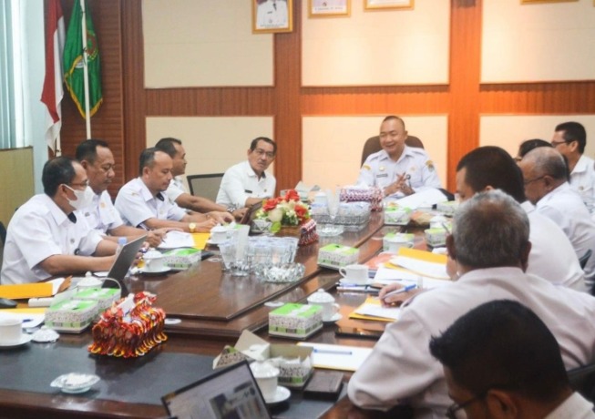 Sekretaris Daerah Kabupaten Ketapang Alexander Wilyo, memimpin rapat seleksi administrasi Aparatur Sipil Negara (ASN) Pegawai Pemerintah dengan Perjanjian Kerja (PPPK) di lingkungan Pemerintah Kabupaten Ketapang tahun 2022. IST