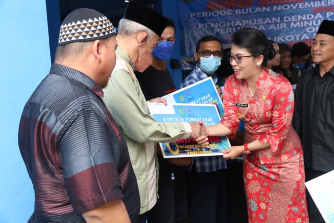 SERAHKAN : Wali Kota Singkawang, Tjhai Chui Mie menyerahkan bantuan pembayaran rekening air bagi rumah ibadah dan panti asuhan untuk periode bulan November-Desember 2022. IST