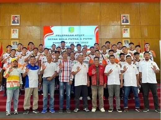 TIM SEPAK BOLA : Kajari Sambas bersama Ketua Askab PSSI, TNI, Polri, dan Kadisparpora melepas keberangkatan tim sepak bola ke Porprov Kalbar di Pontianak.  IST