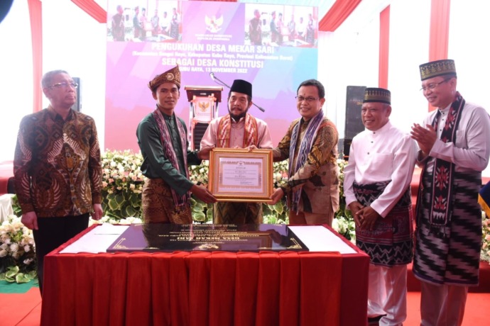 DESA KONSTITUSI: Ketua Mahkamah Konstitusi, Prof Dr Anwar Usman (tengah) mengukuhkan Desa Mekar Sari menjadi Desa Konstitusi. Pengukuhan desa konstitusi tersebut didampingi Gubernur Kalbar Sutarmidji, dan Bupati Kubu Raya Muda Mahendrawan. Prokopim Kubu R