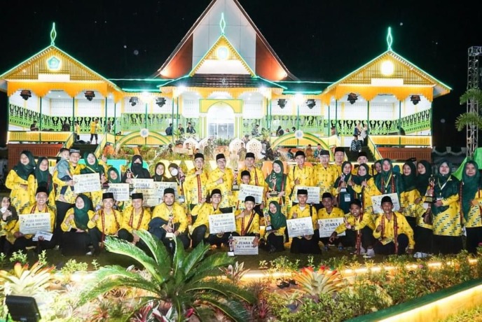 KAFILAH KETAPANG : Kafilah Ketapang berfoto bersama saat malam penutupan MTQ XXX Kalbar di Ketapang, Jumat (11/11).  IST