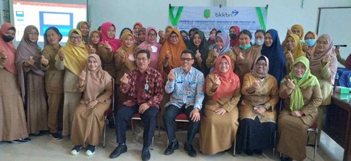 SOSIALIASASI: Plt BKKBN Kalbar saat bertemu dengan 35 bidan di Kabupaten Sambas dalam sosialisasi peningkatan kapasitas KB di Kabupaten Sambas. IST