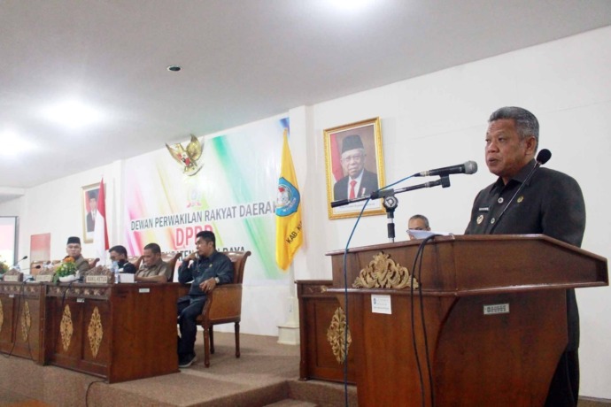 PIDATO : Bupati Kubu Raya, Muda Mahendrawan menyampaikan pidato mengenai tujuh Raperda Eksekutif di Ruang Sidang DPRD Kubu Raya. Prokopim Kubu Raya I