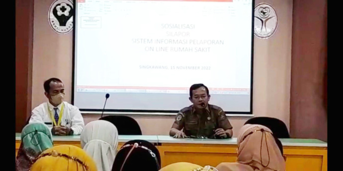 SILAPOR: Direktur RSUD Abdul Aziz kota Singkawang, Achmad Hardin bersama Kabid Pelayanan Medik dan Penunjang Medik Marselus menyosialisasikan program inovasi SiLapor. IST